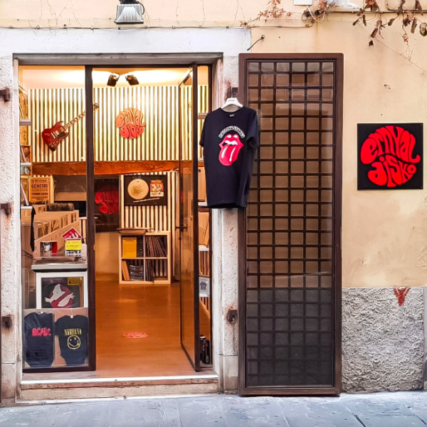 Temporary shop Ernyaldisko